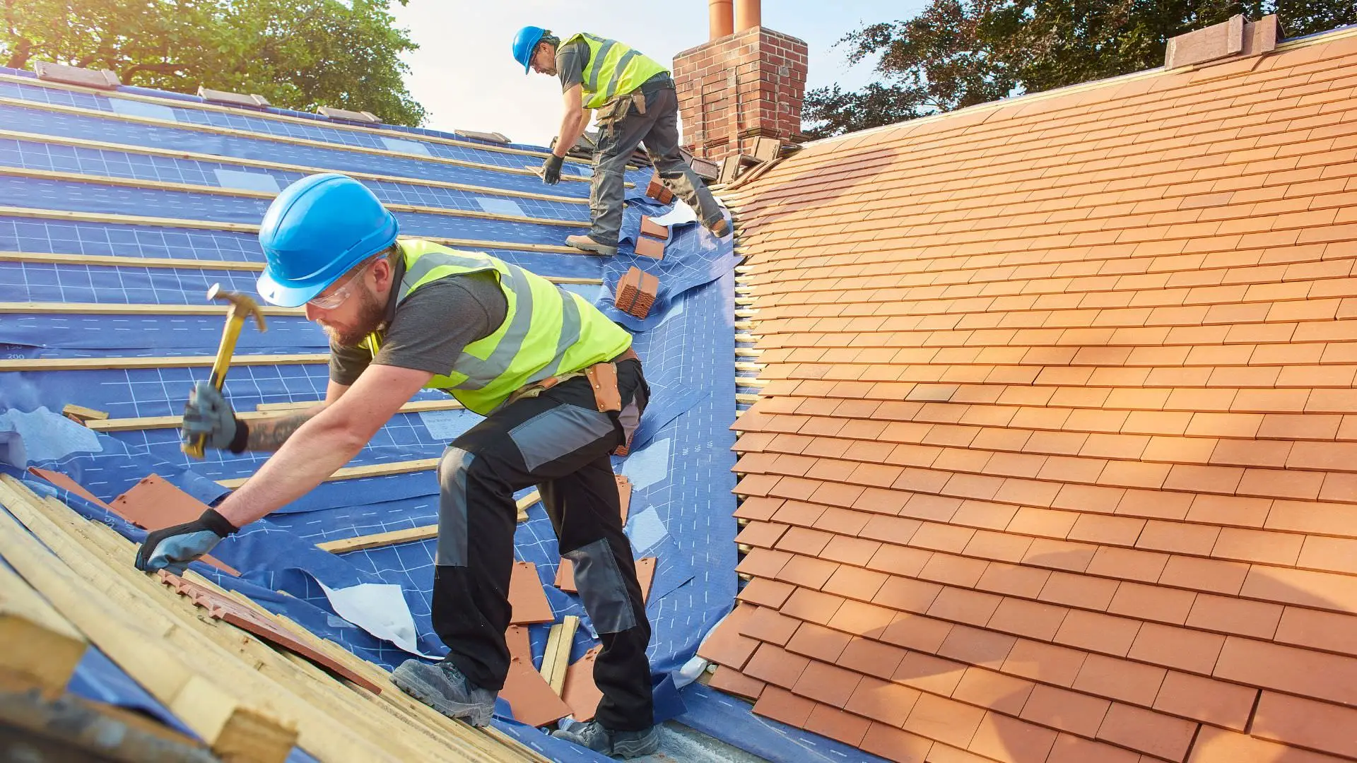 Photo of Arlington Roofer working on roof